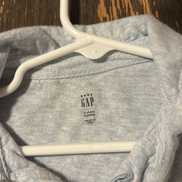 GAP Kids 2x 2T Button Down Shirts - 1xLight Blue SSS and 1xCream LSS. ExltCndtn - Picture 3 of 11